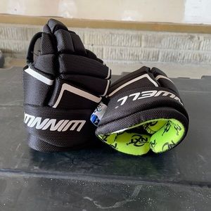 Winnwell Amp 500 hockey gloves. Youth size 9